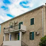 Ani * Kaštela